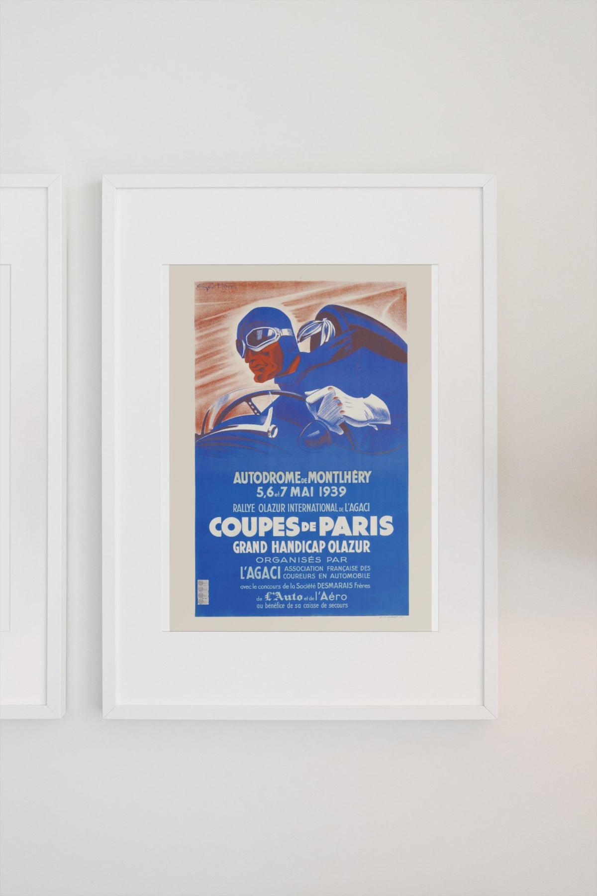 Coupes de Paris Montlhéry 1939 poster in a white frame on a light wall